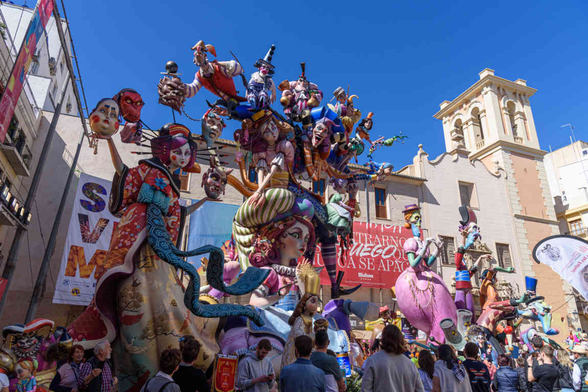 Valencia - fallas 2023 - 2 premio - falla plaza del Pilar - We will survive 03.jpg
